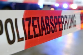 Ein Flatterband mit der Aufschrift "Polizeiabsperrung" (Symbolbild): In Hagen wurde eine tote Frau entdeckt.