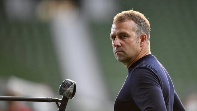 Bayerns Trainer Hansi Flick gibt vor dem Spiel ein Interview.