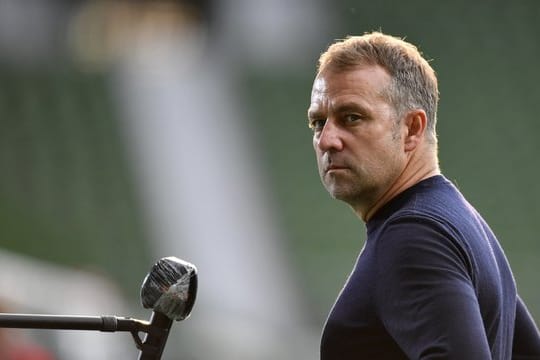 Bayerns Trainer Hansi Flick gibt vor dem Spiel ein Interview.