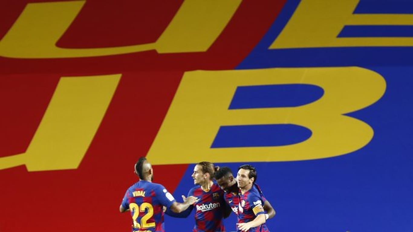 Spieler des FC Barcelona jubeln nach dem Treffer zum 2:0.