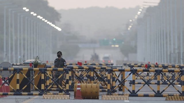 Ein Soldat der südkoreanischen Armee patrouilliert an der Grenze. Ein Soldat der südkoreanischen Armee patrouilliert an der Grenze.