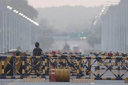 Ein Soldat der südkoreanischen Armee patrouilliert an der Grenze.