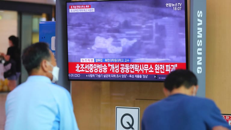 Ein Mann in Seoul verfolgt eine Sendung über die aktuelle Lage: Nordkorea hat die Zerstörung des innerkoreanischen Verbindungsbüros auf seinem Boden bestätigt.