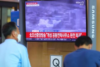 Ein Mann in Seoul verfolgt eine Sendung über die aktuelle Lage: Nordkorea hat die Zerstörung des innerkoreanischen Verbindungsbüros auf seinem Boden bestätigt.