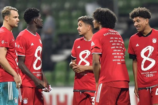 Die Spieler von Bayern München feiern die deutsche Meisterschaft.