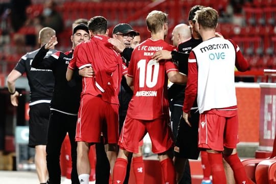 Berlins Trainer Urs Fischer (M) jubelt mit dem Team nach dem Spiel.