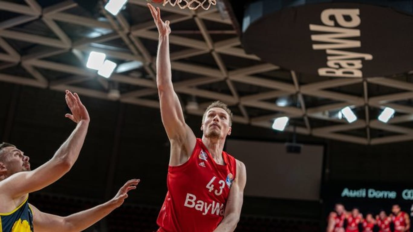 Leon Radosevic ist mit den Bayern Basketballern gegen MHP Riesen Ludwigsburg gefordert.