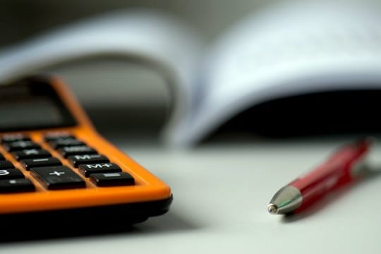 Buch führen über die Einnahmen und Ausgaben - das verschafft Überblick und hilft dabei, Geld zu sparen. Buch führen über die Einnahmen und Ausgaben - das verschafft Überblick und hilft dabei, Geld zu sparen.