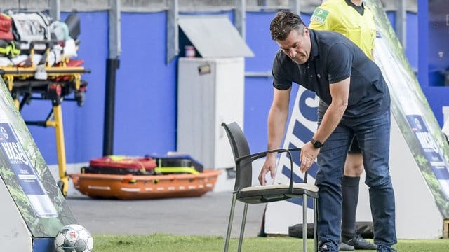 HSV-Trainer Dieter Hecking muss sich was einfallen lassen.