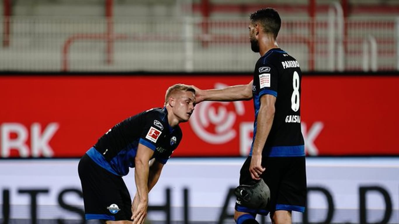Paderborns Klaus Gjasula tröstet Kai Pröger (l) nach dem Spiel.