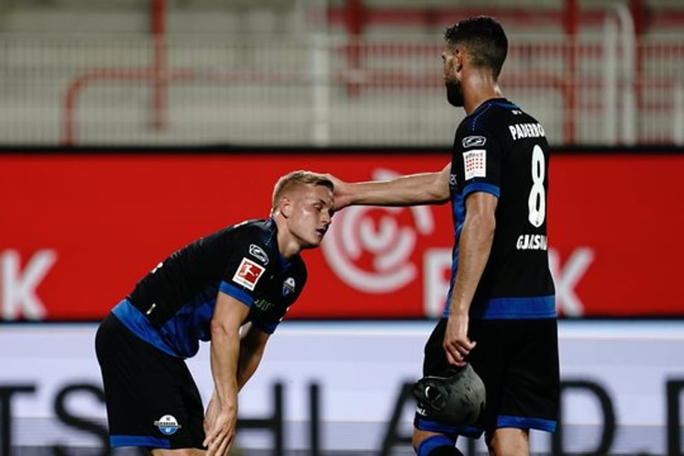 Paderborns Klaus Gjasula tröstet Kai Pröger (l) nach dem Spiel.