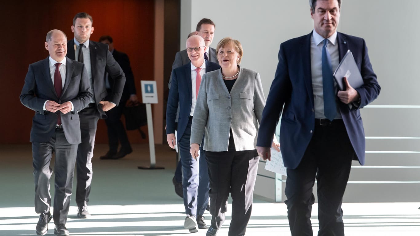 Merkel mit Bundesfinanzminister Scholz, dem bayerischen Ministerpräsidenten Söder und dem Ersten Bürgermeister von Hamburg Tschentscher: Zuletzt trafen sich Merkel und die Länderchefs Mitte März. (Archivbild)