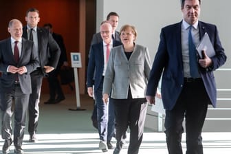 Merkel mit Bundesfinanzminister Scholz, dem bayerischen Ministerpräsidenten Söder und dem Ersten Bürgermeister von Hamburg Tschentscher: Zuletzt trafen sich Merkel und die Länderchefs Mitte März. (Archivbild)