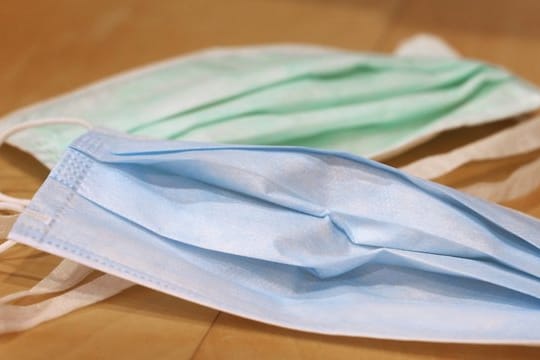 Hartz-IV-Bezieher müssen die Ausgaben für den Kauf von Gesichtsmasken aus ihrem Regelbedarf heraus finanzieren. Hartz-IV-Bezieher müssen die Ausgaben für den Kauf von Gesichtsmasken aus ihrem Regelbedarf heraus finanzieren.