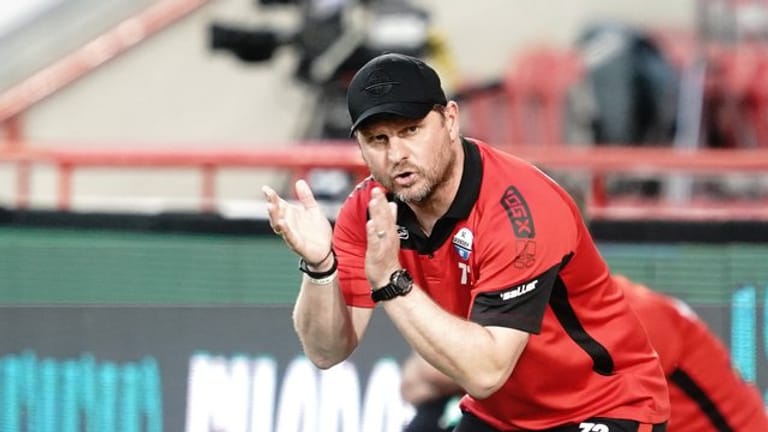 Paderborns Trainer Steffen Baumgart reagiert während des Spiels gegen Union Berlin.