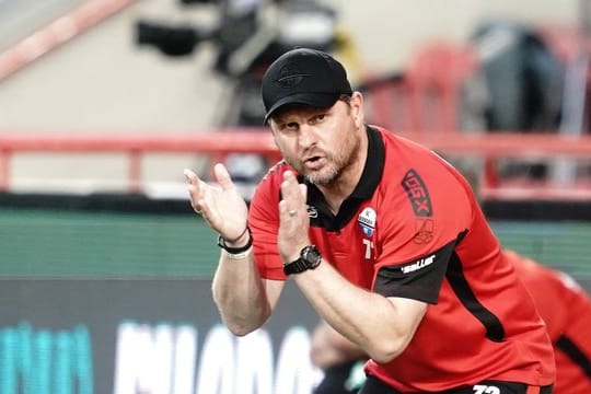 Paderborns Trainer Steffen Baumgart reagiert während des Spiels gegen Union Berlin.