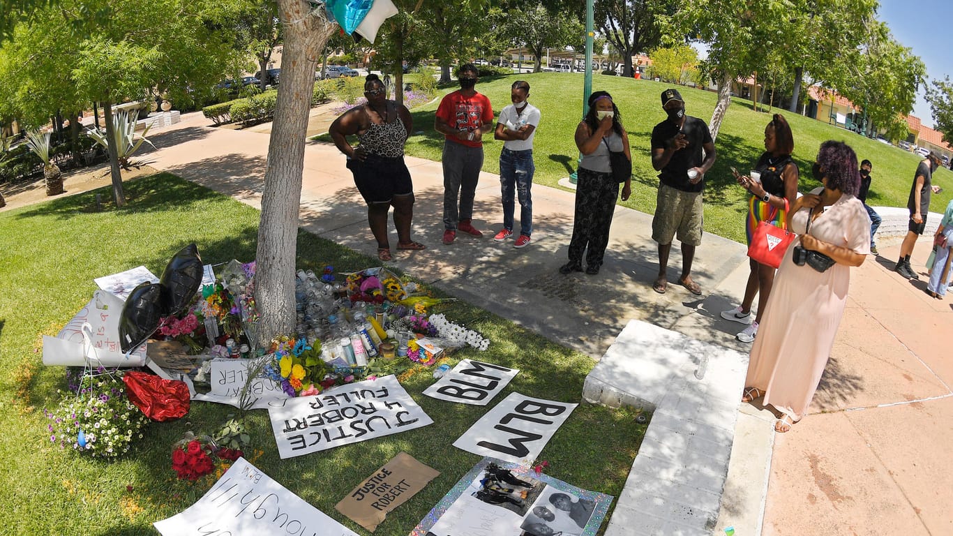 Leute stehen an dem Baum, an dem der 24-jährige Robert Fuller tot aufgefunden wurde: Die Black-Lives-Matter-Bewegung fordert eine gründliche Aufklärung des Falls.