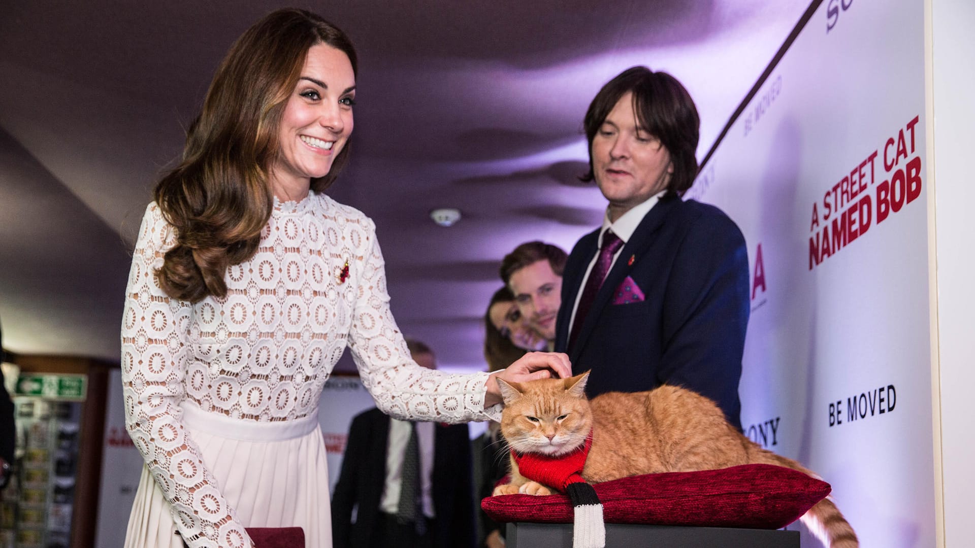 Herzogin Kate mit Kater Bob bei der UK-Premiere des Films 2016.