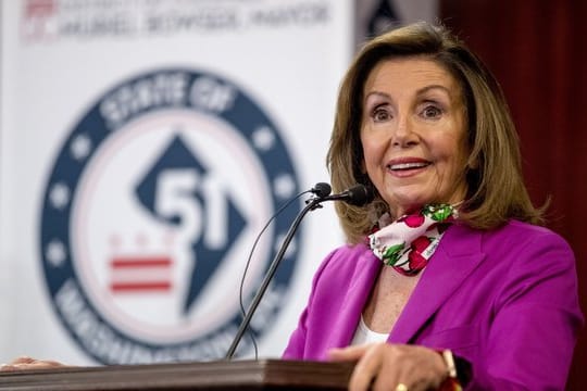 Die Sprecherin des US-Repräsentantenhauses, Nancy Pelosi, spricht bei einer Pressekonferenz.