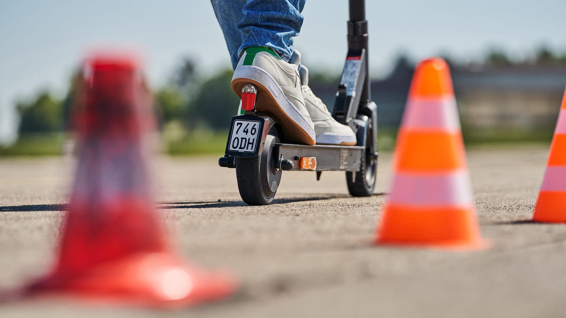 E-Scooter: Der ADAC hat neun E-Tretroller zum Kaufen auf Herz und Nieren getestet.