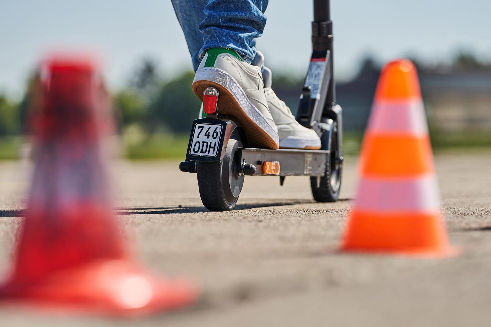 E-Scooter: Der ADAC hat neun E-Tretroller zum Kaufen auf Herz und Nieren getestet.