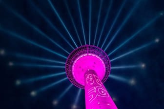 Lichtshow der Telekom am Düsseldorfer Rheinturm