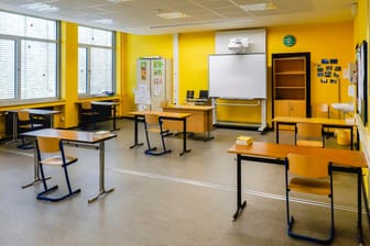 Klassenraum einer Schule mit ausreichend Abstand (Symbolbild): In Wuppertal sind Hunderte Schüler und Lehrer wegen eines Corona-Falls nun unter Quarantäne gestellt worden.