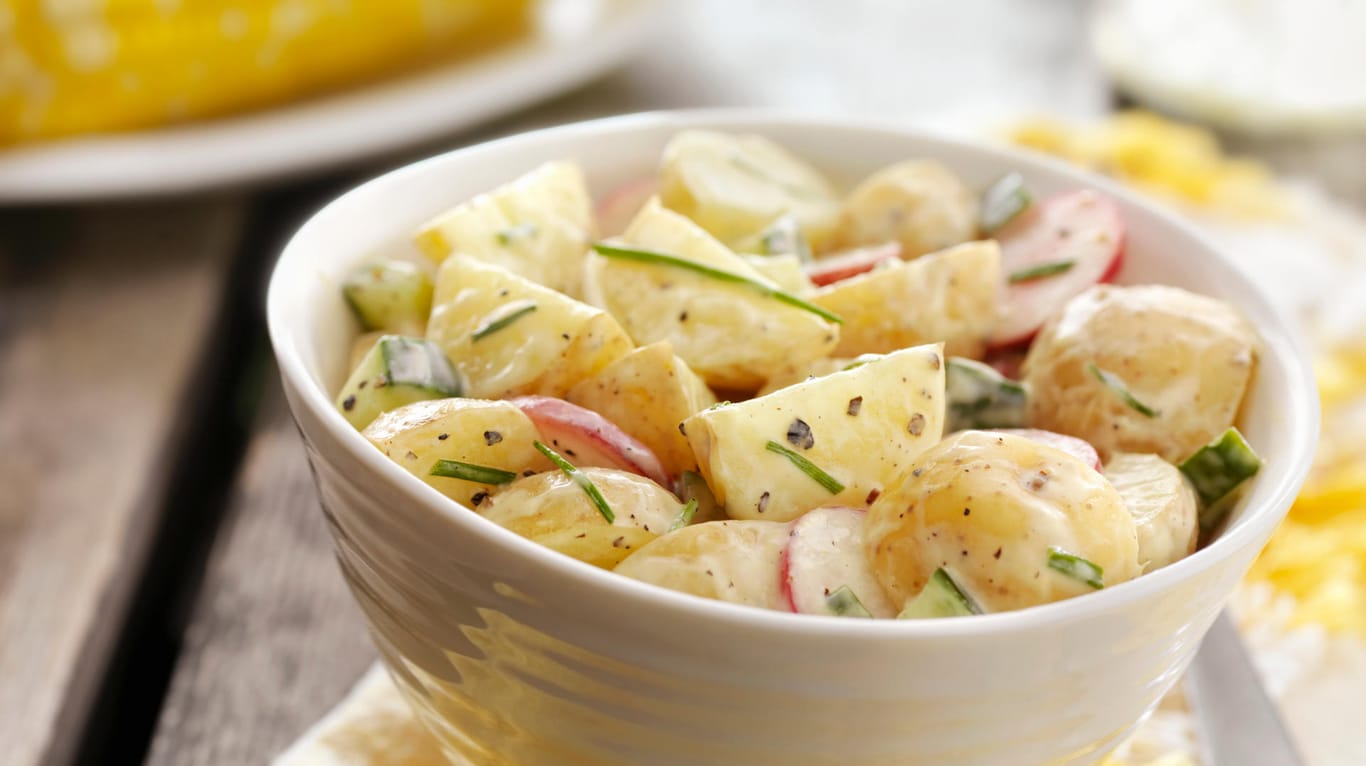 Kartoffelsalat: Würzige Öle – etwa aus Walnüssen oder Kürbiskernen – bringen einen neuen Geschmack.