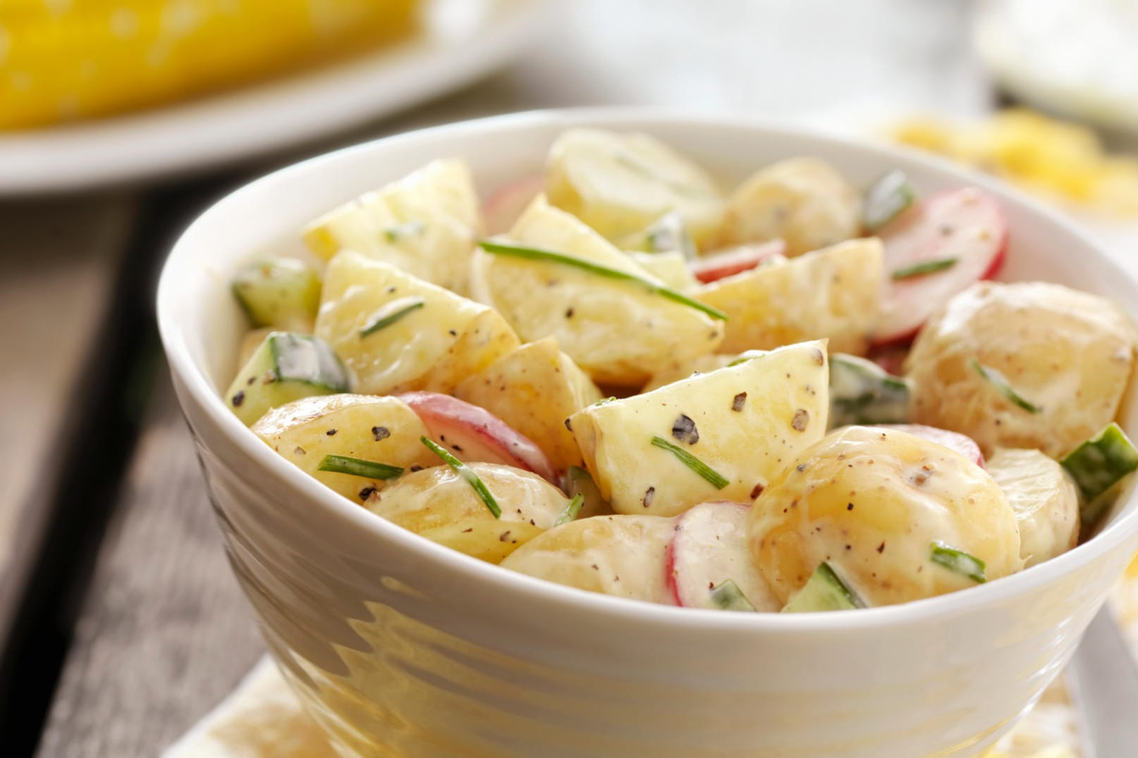 Kartoffelsalat: Würzige Öle – etwa aus Walnüssen oder Kürbiskernen – bringen einen neuen Geschmack.