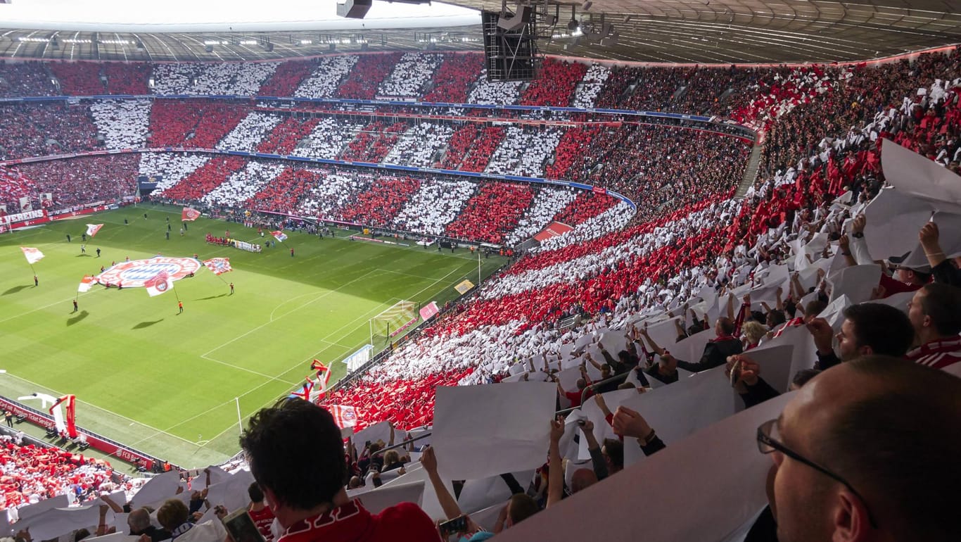 Die volle Allianz-Arena: Großveranstaltungen wie der Stadionbesuch könnten weiter verboten bleiben.