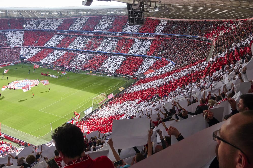 Die volle Allianz-Arena: Großveranstaltungen wie der Stadionbesuch könnten weiter verboten bleiben.