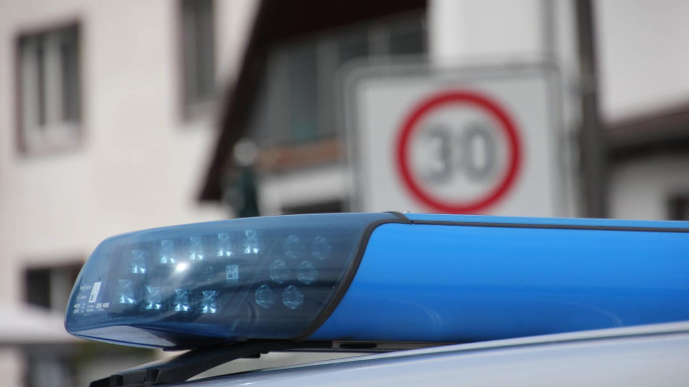 Blaulicht auf einem Polizeiauto (Symbolbild): In Hagen ist ein Streit zwischen einem Angestellten und einem Chef in eine Prügelei ausgeartet.
