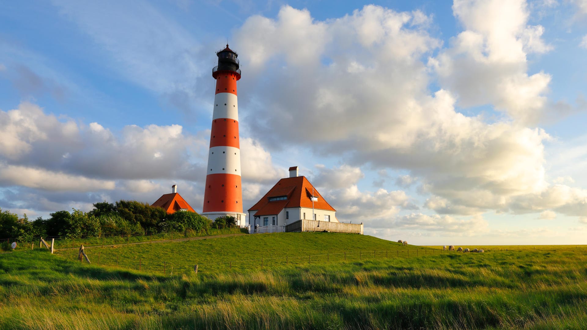 Urlaub in Schleswig-Holstein: Der Leuchtturm Westerhever ist das Wahrzeichen der Halbinsel Eiderstedt.