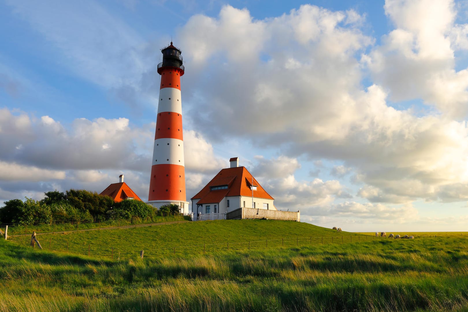 Urlaub in Schleswig-Holstein: Der Leuchtturm Westerhever ist das Wahrzeichen der Halbinsel Eiderstedt.