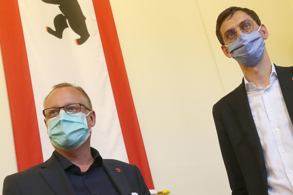 Martin Hikel (rechts), SPD-Bezirksbürgermeister von Neukölln, und CDU-Gesundheitsstadtrat Falko Liecke: In ihrem Bezirk gibt es einen Corona-Ausbruch.
