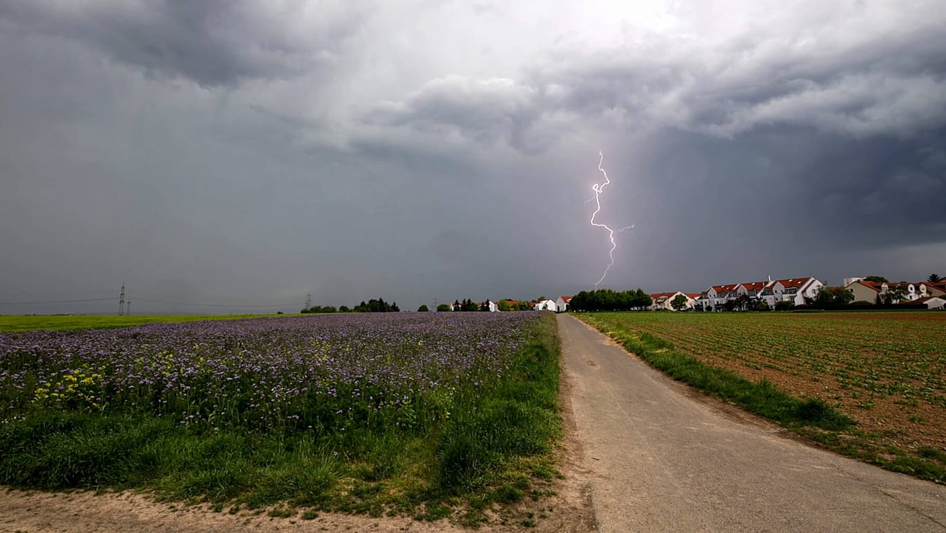 Gewitter über einem Dorf im Rhein-Main-Gebiet: Das schlechte Wetter erwischt zunächst den Süden und Westen Deutschlands. (Archivbild)