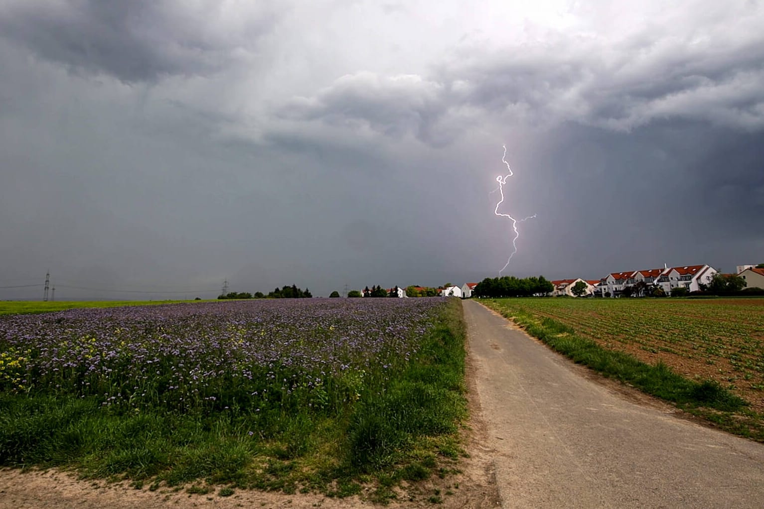 Gewitter über einem Dorf im Rhein-Main-Gebiet: Das schlechte Wetter erwischt zunächst den Süden und Westen Deutschlands. (Archivbild)