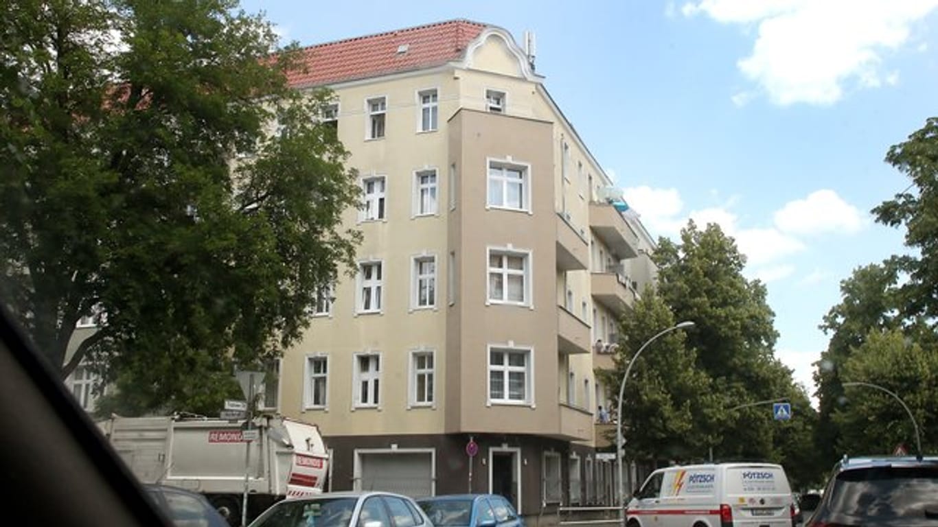 Ein Wohnhaus an der Harzer Straße im Berliner Statdtteil Neukölln, das aufgrund einer Vielzahl von Covid-19 Erkrankungen unter Quarantäne gestellt wurde.