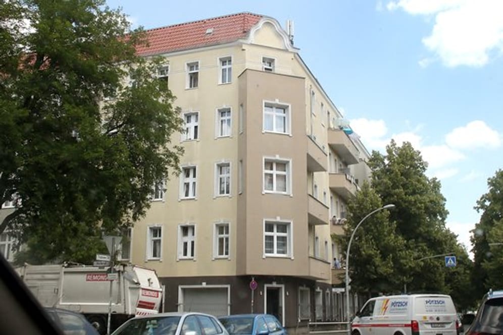 Ein Wohnhaus an der Harzer Straße im Berliner Statdtteil Neukölln, das aufgrund einer Vielzahl von Covid-19 Erkrankungen unter Quarantäne gestellt wurde.