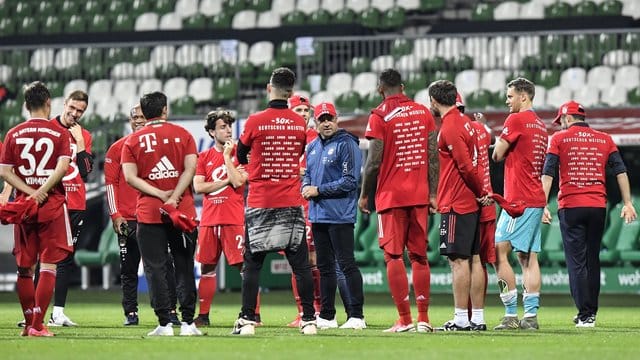 Bayern-Coach Hansi Flick (M) hält in Bremen seine erste Ansprache als Meistertrainer. Bayern-Coach Hansi Flick (M) hält in Bremen seine erste Ansprache als Meistertrainer.