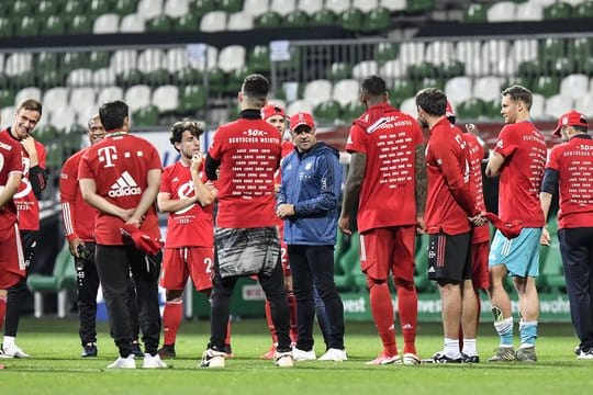 Bayern-Coach Hansi Flick (M) hält in Bremen seine erste Ansprache als Meistertrainer.