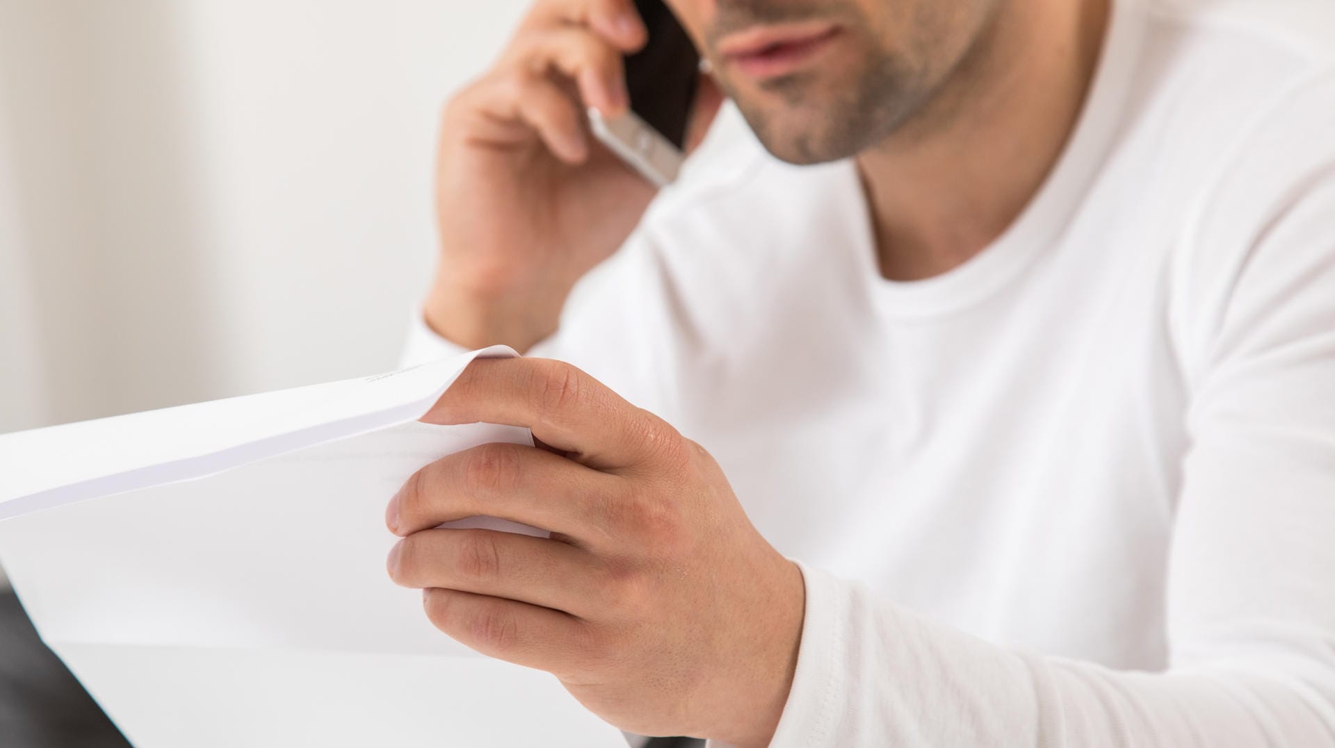 Ein Mann mit einer Rechnung: Wer eine Rechnung über angeblichen Telefonsex erhält, sollte keinesfalls vorschnell zahlen. Ein Mann mit einer Rechnung: Wer eine Rechnung über angeblichen Telefonsex erhält, sollte keinesfalls vorschnell zahlen.
