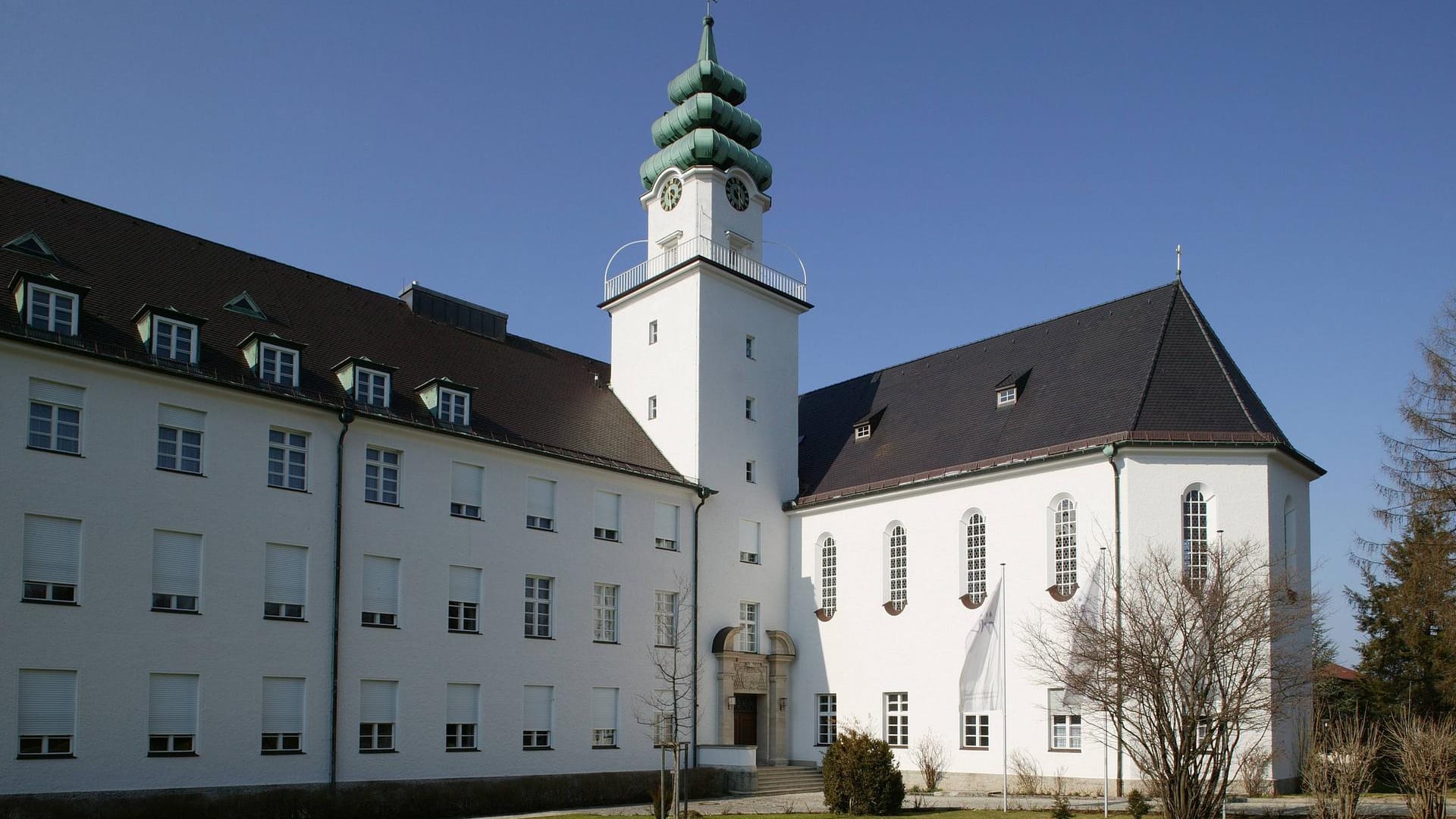 Studienseminar St. Michael: Das Internat muss sich den Vorwürfen von Misshandlung und Missbrauch stellen . Studienseminar St. Michael: Das Internat muss sich den Vorwürfen von Misshandlung und Missbrauch stellen .