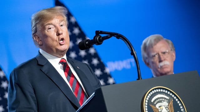 US-Präsident Donald Trump klagt gegen das Buch von John Bolton (r). US-Präsident Donald Trump klagt gegen das Buch von John Bolton (r).