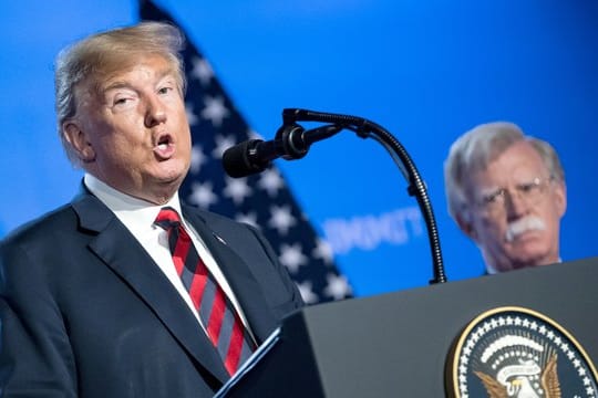 US-Präsident Donald Trump klagt gegen das Buch von John Bolton (r).