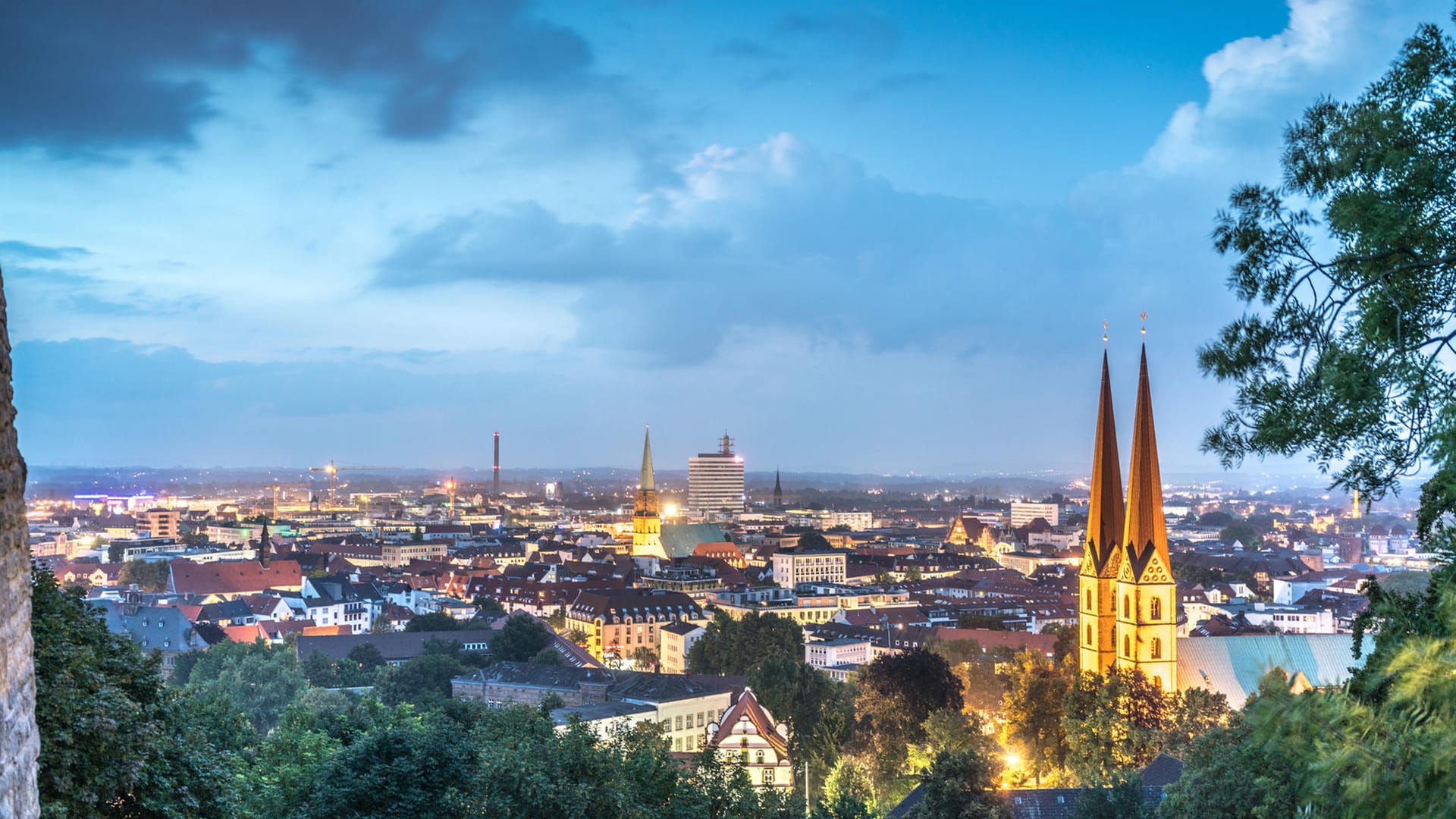 Blick auf der Sparrenburg auf die Innenstadt von Bielefeld: Nach dem Aufstieg in die Fußball-Bundesliga hat sich die Stadt eine kreative Reise-Aktion einfallen lassen.