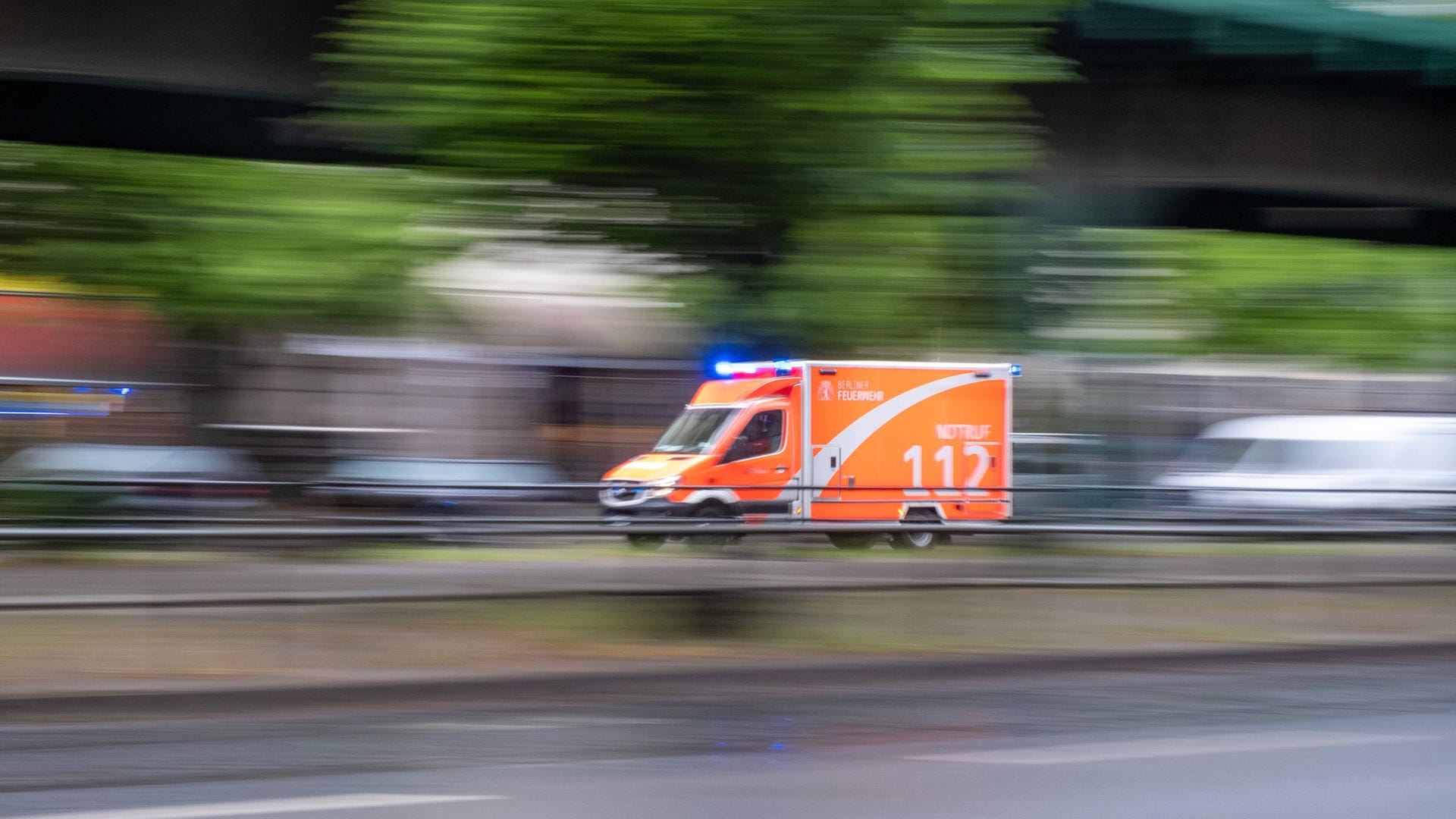 Rettungswagen der Berliner Feuerwehr: Im Prenzlauer Berg hat es einen schweren Unfall gegeben.