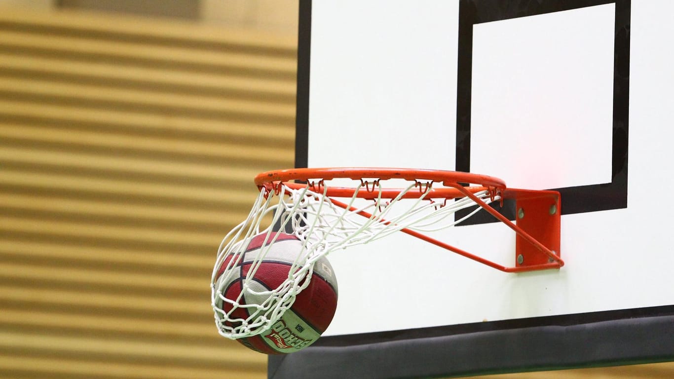 Ein Basketball fliegt in den Korb (Symbolbild): Bei Phoenix Hagen schreitet die Kaderbildung für die nächste Saison voran.