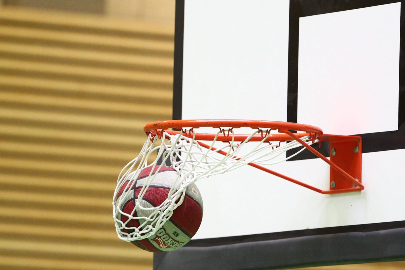 Ein Basketball fliegt in den Korb (Symbolbild): Bei Phoenix Hagen schreitet die Kaderbildung für die nächste Saison voran.