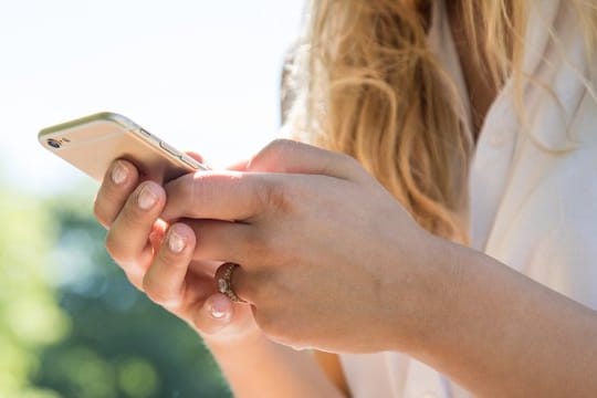 Lieber mit dem Körper Schatten spenden: Lange direkte Sonneneinstrahlung tut dem Smartphone nicht gut.